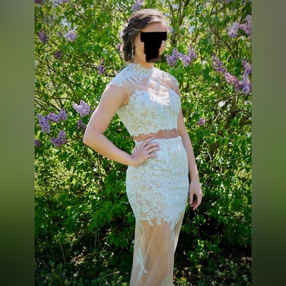 Stunning Mac Duggal Two Piece Formal - Picture 2 of 12